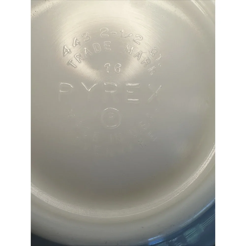Pyrex Sandalwood Ivy Leaf Cinderella #443 Mixing Bowl 2 1/2 Quart White Tan Nice